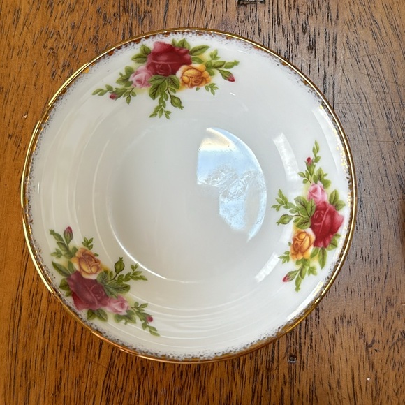 Royal Albert, Old country roses set of 4 elegant,tiny bowls. Diameter: 3 inches. - Picture 2 of 7
